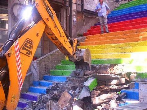 G­e­z­i­­n­i­n­ ­S­i­m­g­e­l­e­r­i­n­d­e­n­ ­K­a­r­a­k­ö­y­­ü­n­ ­B­o­y­a­l­ı­ ­M­e­r­d­i­v­e­n­l­e­r­i­ ­‘­T­a­d­i­l­a­t­’­ ­İ­ç­i­n­ ­Y­ı­k­ı­l­ı­y­o­r­
